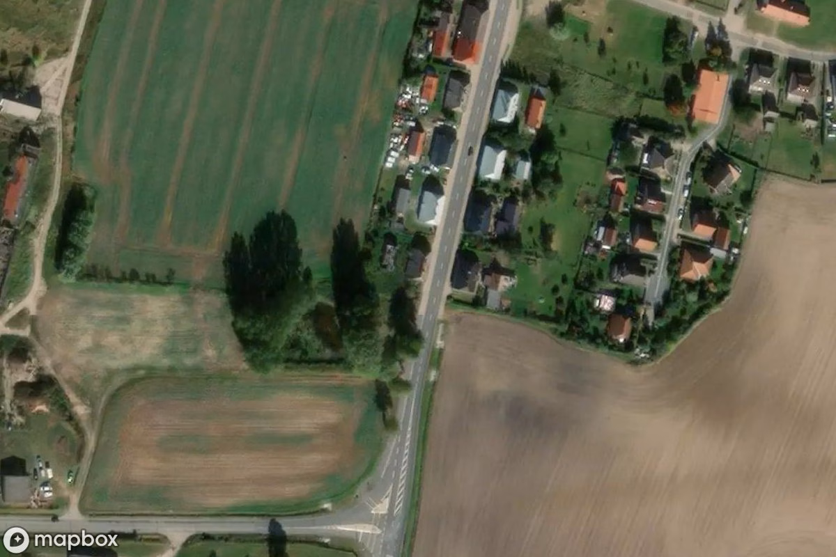 Satellietbeeld vanuit de lucht van Haus, een verlaten Ruïne in Stavenhagen, Duitsland
