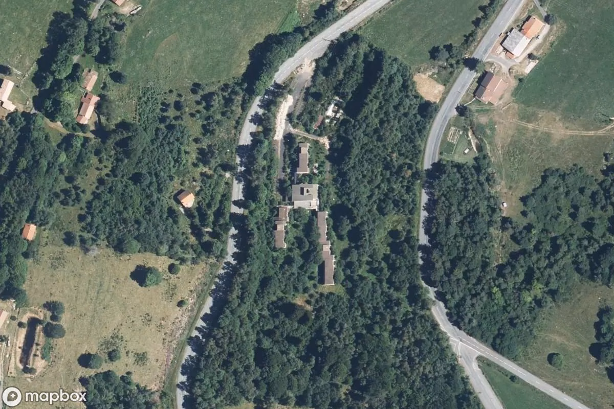 Satelitarny widok z lotu ptaka Village Vacance, opuszczone Dom mieszkalny w Chalmazel-Jeansagnière, Francja