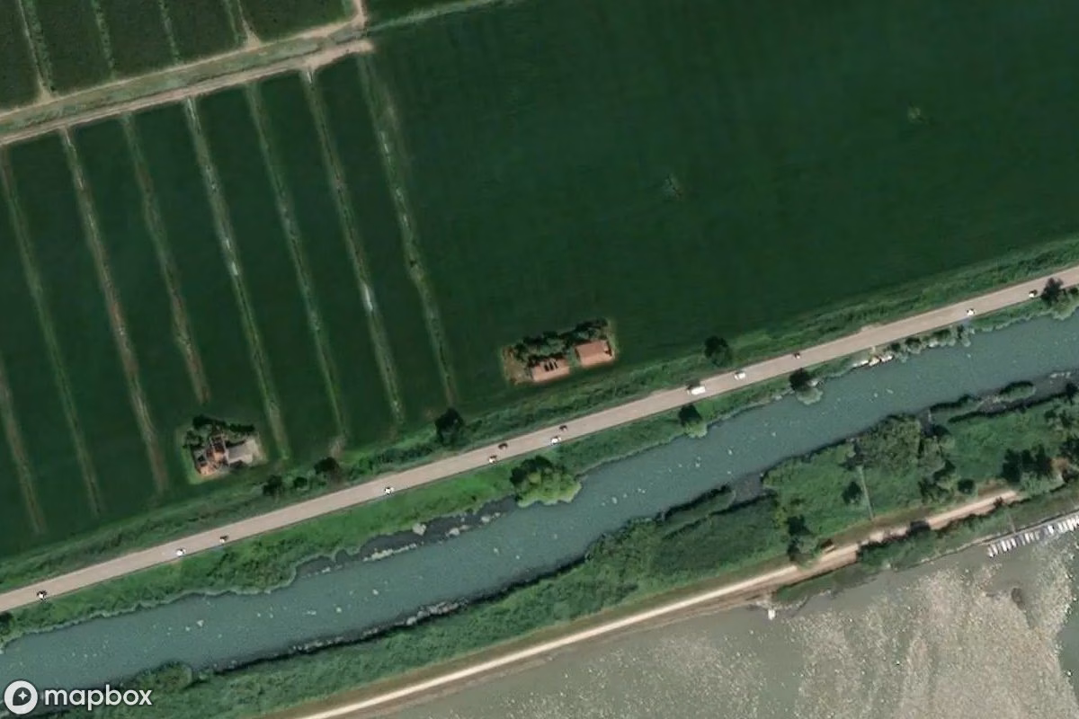 Satellietbeeld vanuit de lucht van Lost Place, een verlaten  in Portegrandi, Italië