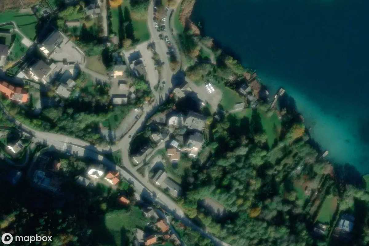 Vue aérienne satellite de Seehotel Wörth, un Hôtel abandonné à Maria Wörth, Autriche