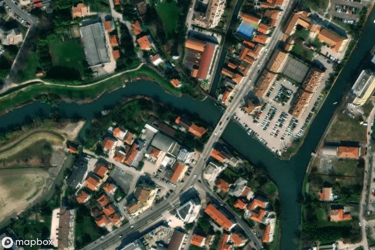 Vista aérea por satélite de Lost Place, un  abandonado en Portogruaro, Italia