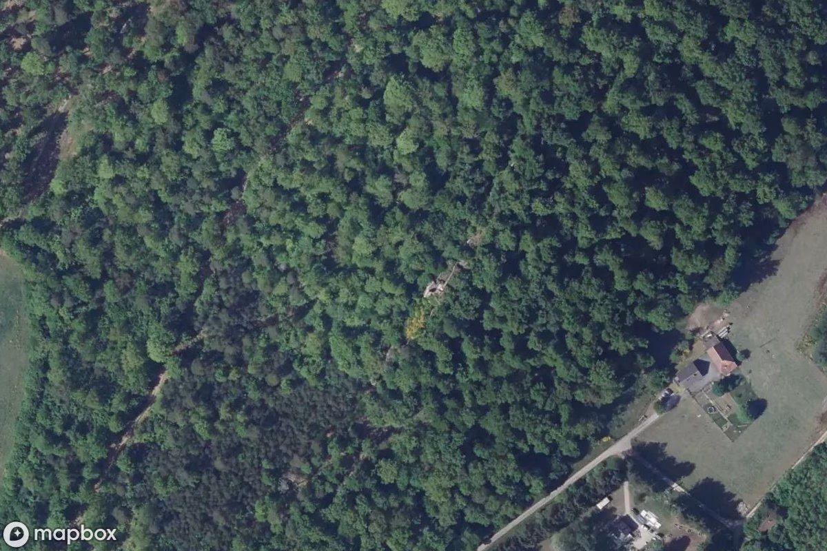 Satelitarny widok z lotu ptaka Ruine Ramstein, opuszczone Ruina w Baerenthal, Francja