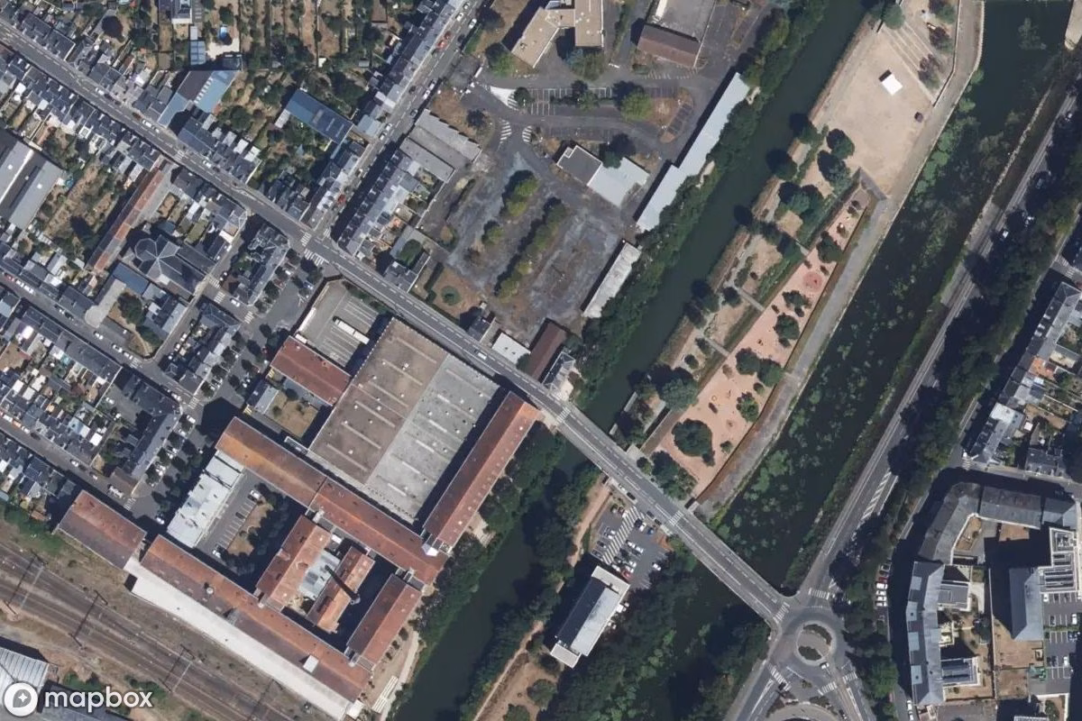 Satellitbild från luften av Café du Coin, en övergiven Restaurang i Le Mans, Frankrike