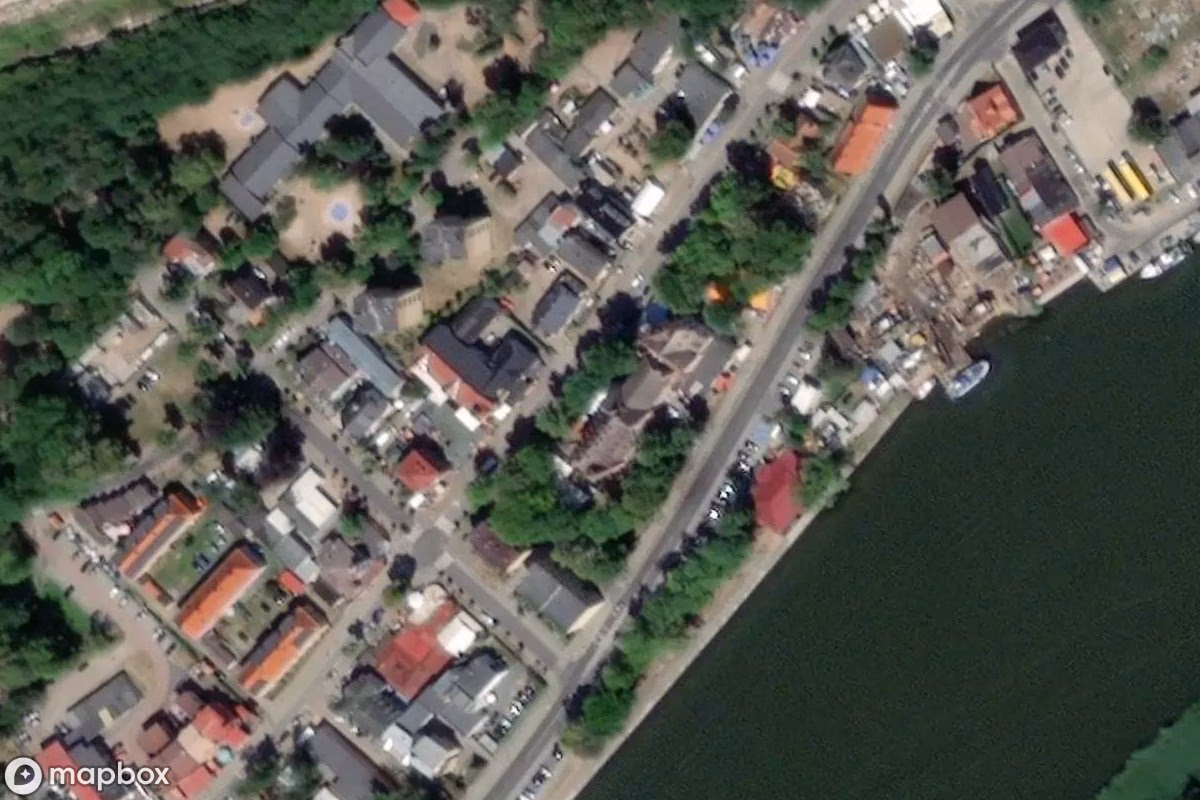 Satellietbeeld vanuit de lucht van Dom Strachu Dziwnów, een verlaten  in Dziwnów, Polen