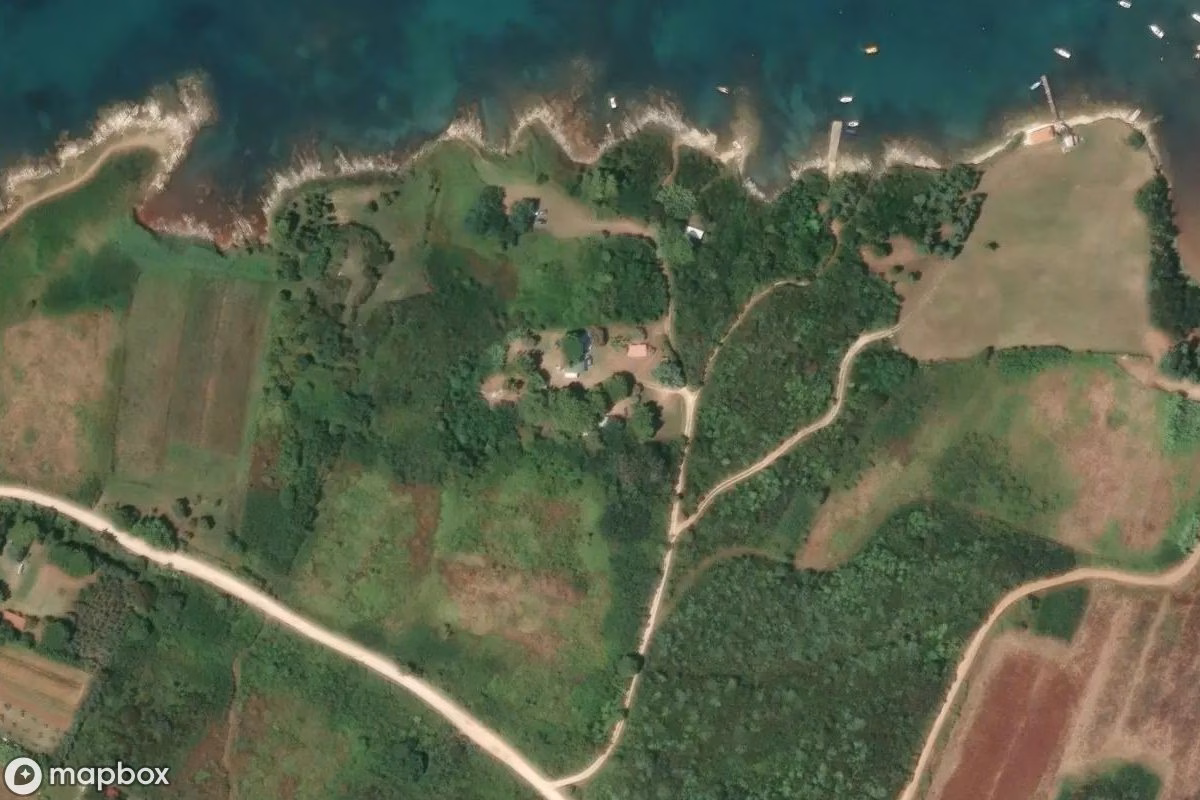 Satellietbeeld vanuit de lucht van Campingplatz, een verlaten Sportcomplex in Ližnjan, Kroatië