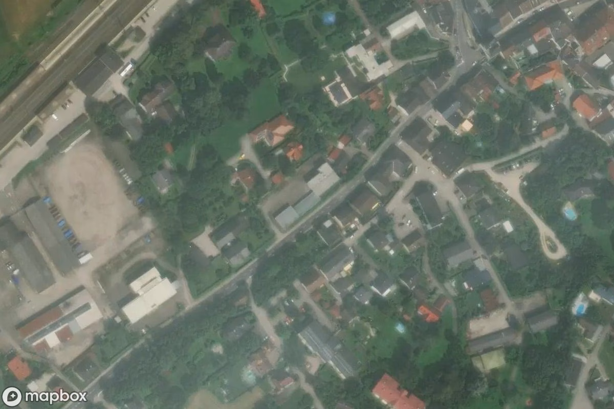 Vue aérienne satellite de Bürogebäude, un  abandonné à Schwanenstadt, Autriche