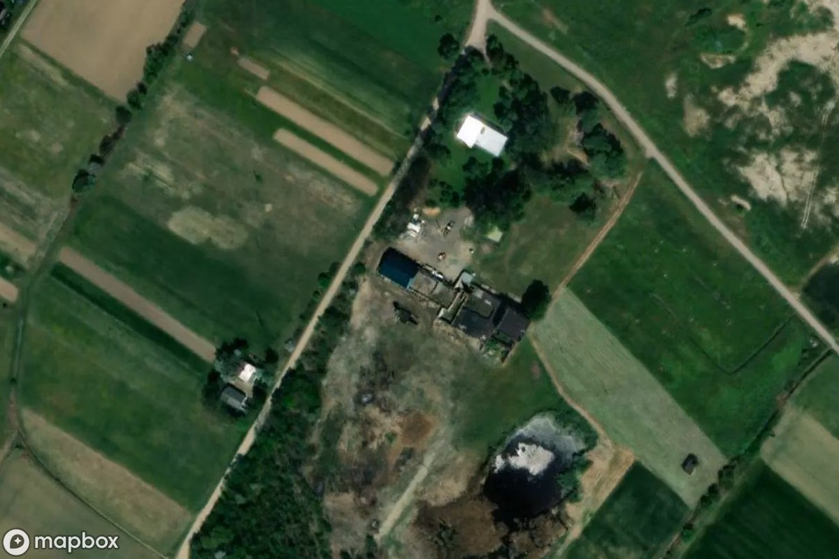 Satelitní letecký pohled na Ehemalige Ziegelei Posada, opuštěné Továrna v Posada Zarszyńska, Polsko