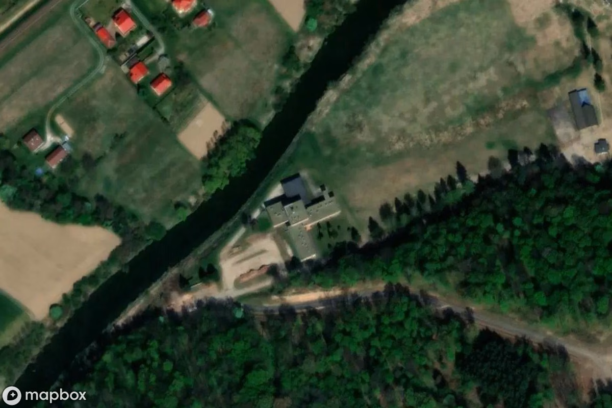 Satellitbillede set fra luften af Hotel-Restaurant Czudeckie, et forladt Restaurant i Zaborów, Polen