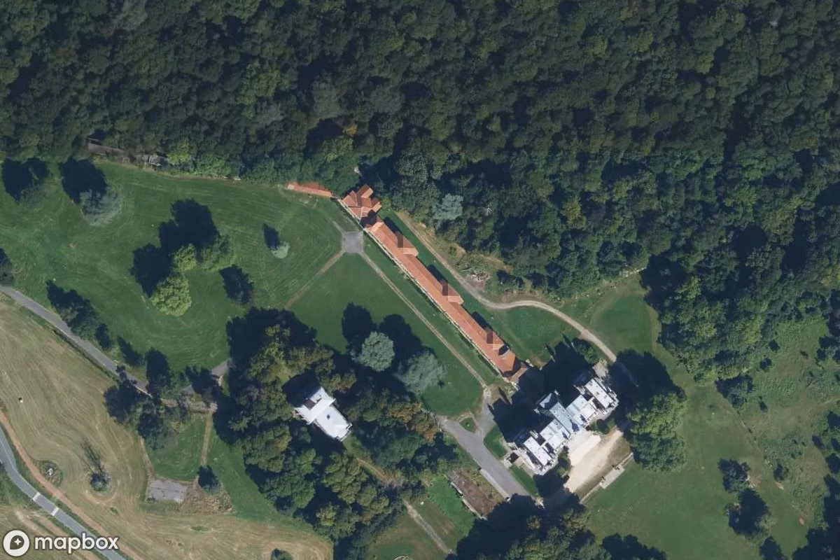 Satellitbild från luften av Sanatorium, en övergiven Sjukhus i Saint-Martin-du-Tertre, Frankrike