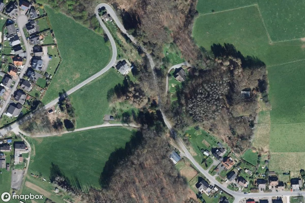 Satellittbilde fra luften av Kleines Hexenhaus, et forlatt  i Lindlar, Tyskland