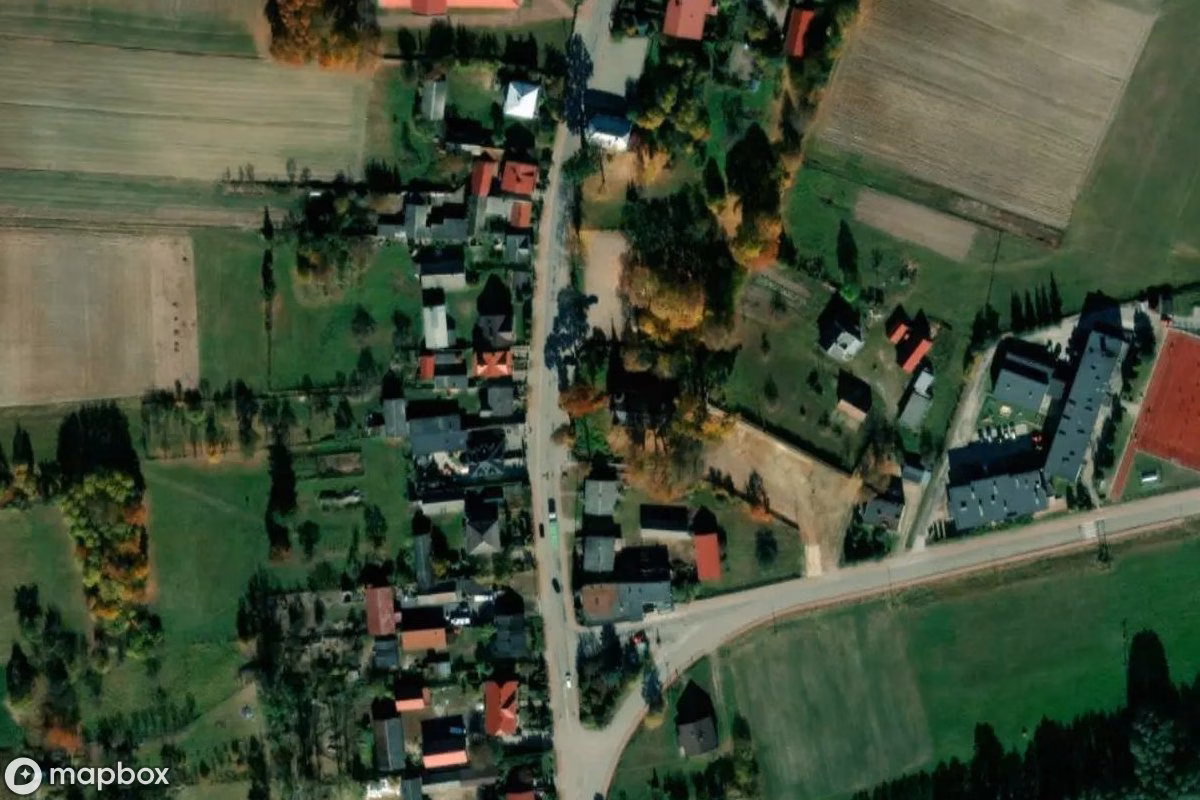 Satelitní letecký pohled na Kirche St. Michael Erzengel, opuštěné Kostel v Leśniówka, Polsko