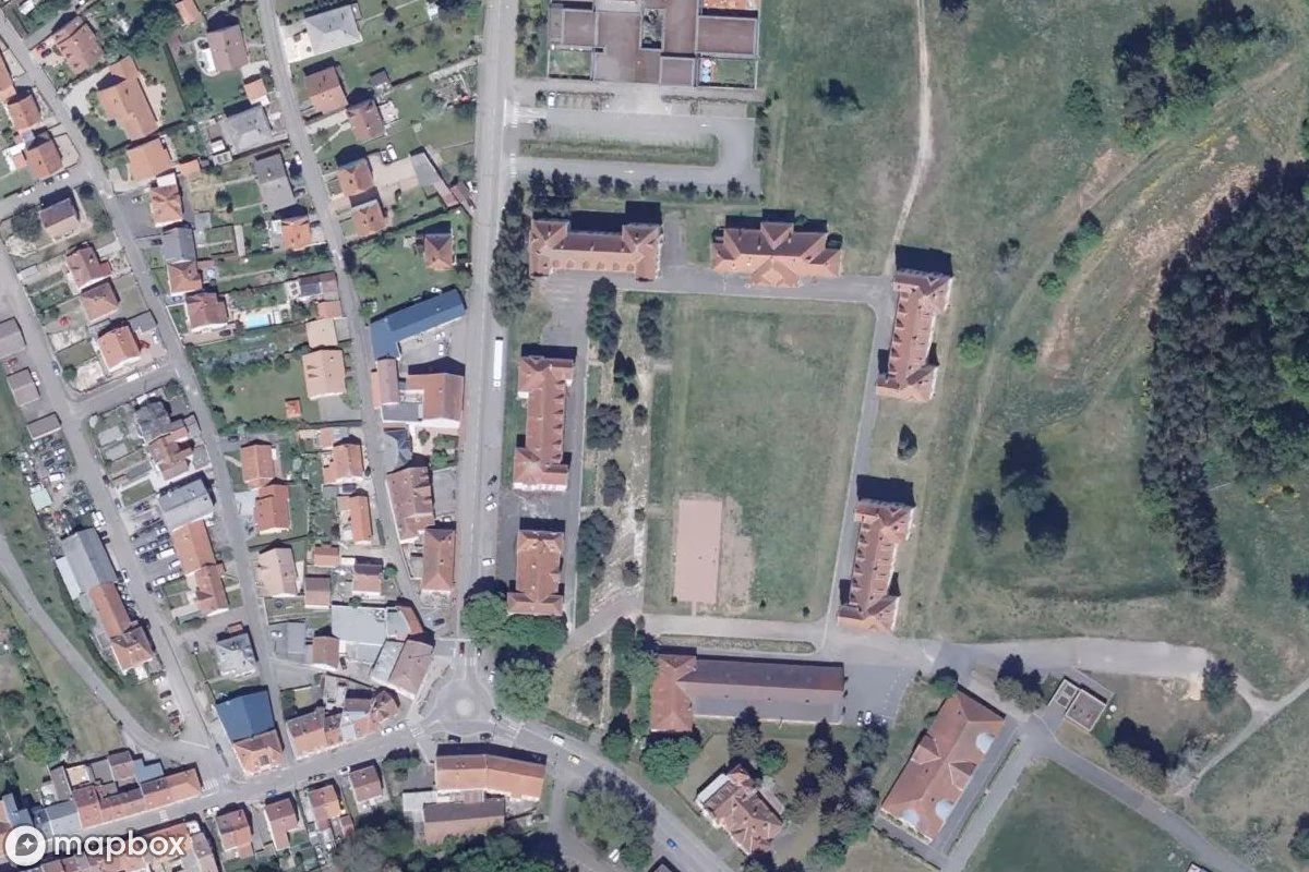 Műholdas légi felvétel Kaserne helyszínről, egy elhagyatott Katonai létesítmény itt: Bitche, Franciaország