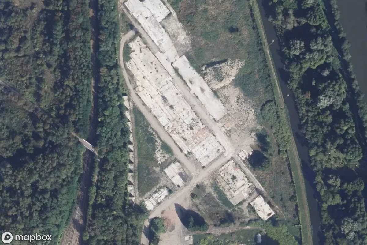 Vista aérea por satélite de Mergine-Fabrik, un Fábrica abandonado en Clamecy, Francia