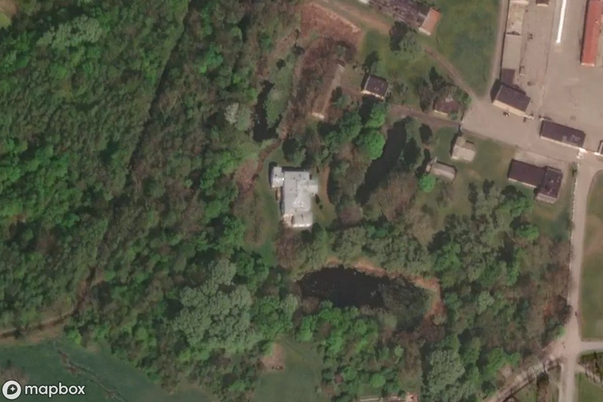 Satellittbilde fra luften av Herrenhaus, et forlatt Slott i Dzierzbice, Polen