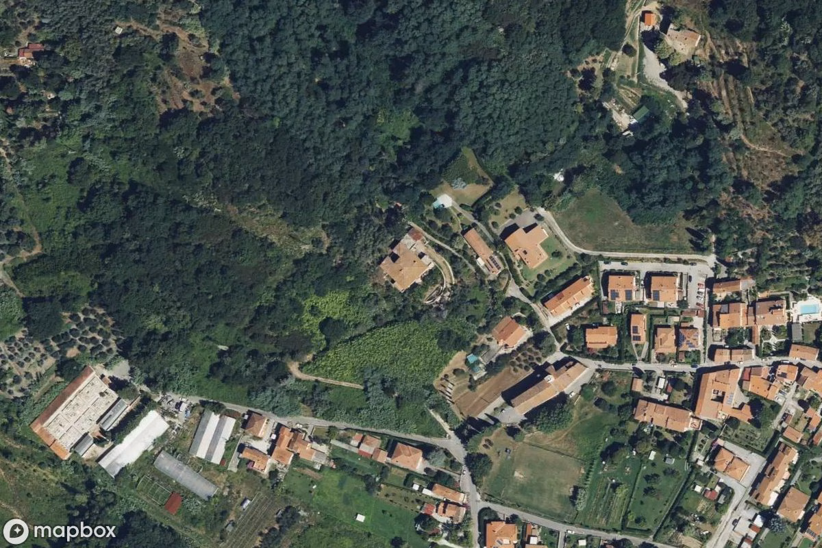 Vista aérea por satélite de Lost Place, un  abandonado en Vecchiano, Italia
