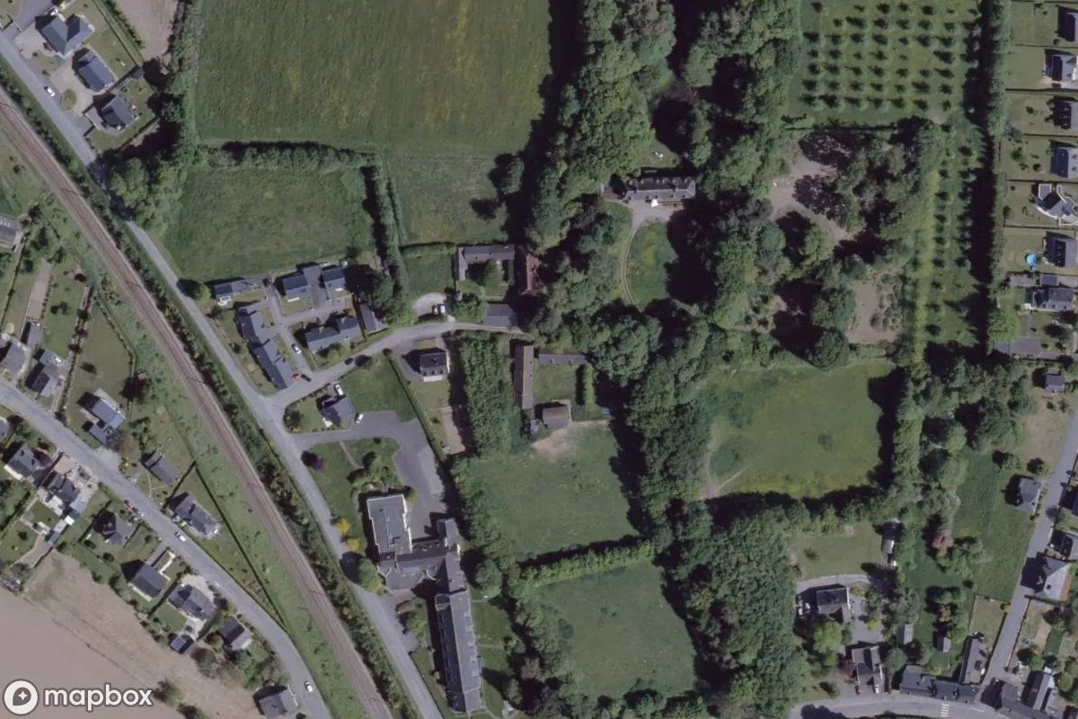 Satelitní letecký pohled na Sandhof, opuštěné Statek v Caulnes, Francie