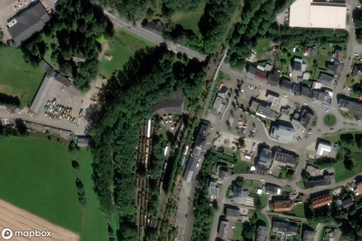 Satellietbeeld vanuit de lucht van Eisenbahn-Museum, een verlaten Museum in Hermeskeil, Duitsland