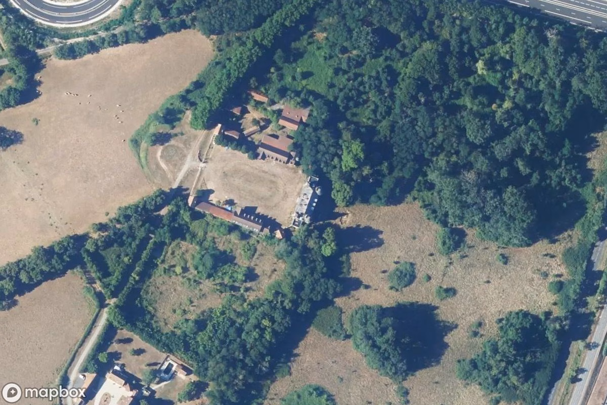 Satellitbild från luften av Schloss, en övergiven Slott i Dompierre-sur-Besbre, Frankrike