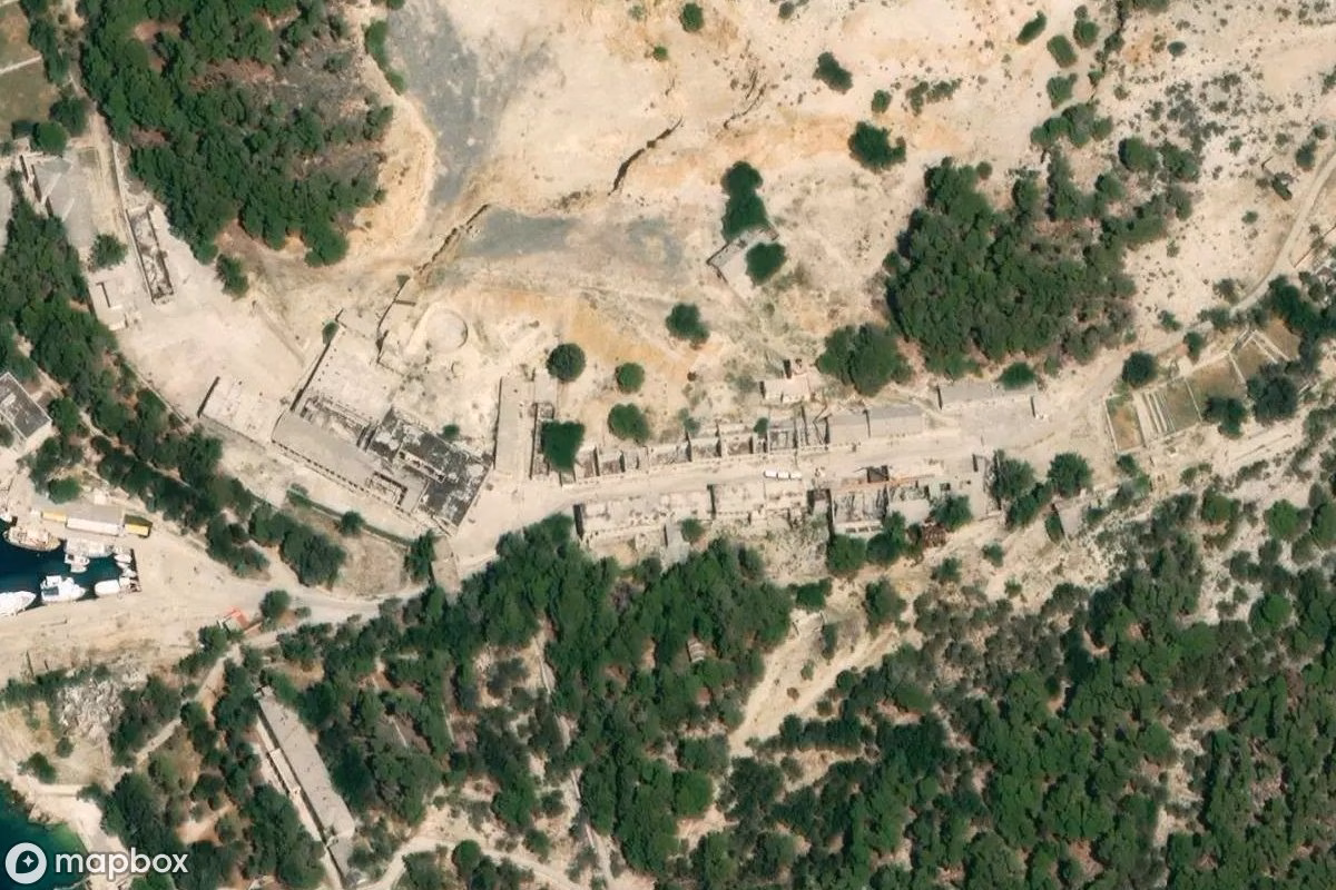 Satellitbillede set fra luften af Metallfabrik, et forladt i Lopar, Kroatien