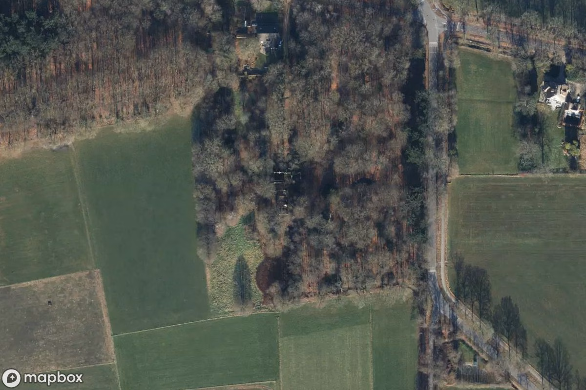 Satellietbeeld vanuit de lucht van Hotel, een verlaten Hotel in Laag-Soeren, Nederland