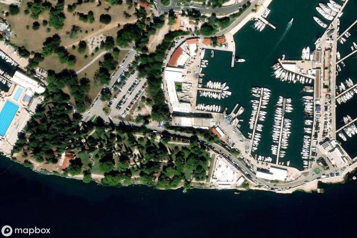 Satellietbeeld vanuit de lucht van Restaurant, een verlaten Restaurant in Split, Kroatië