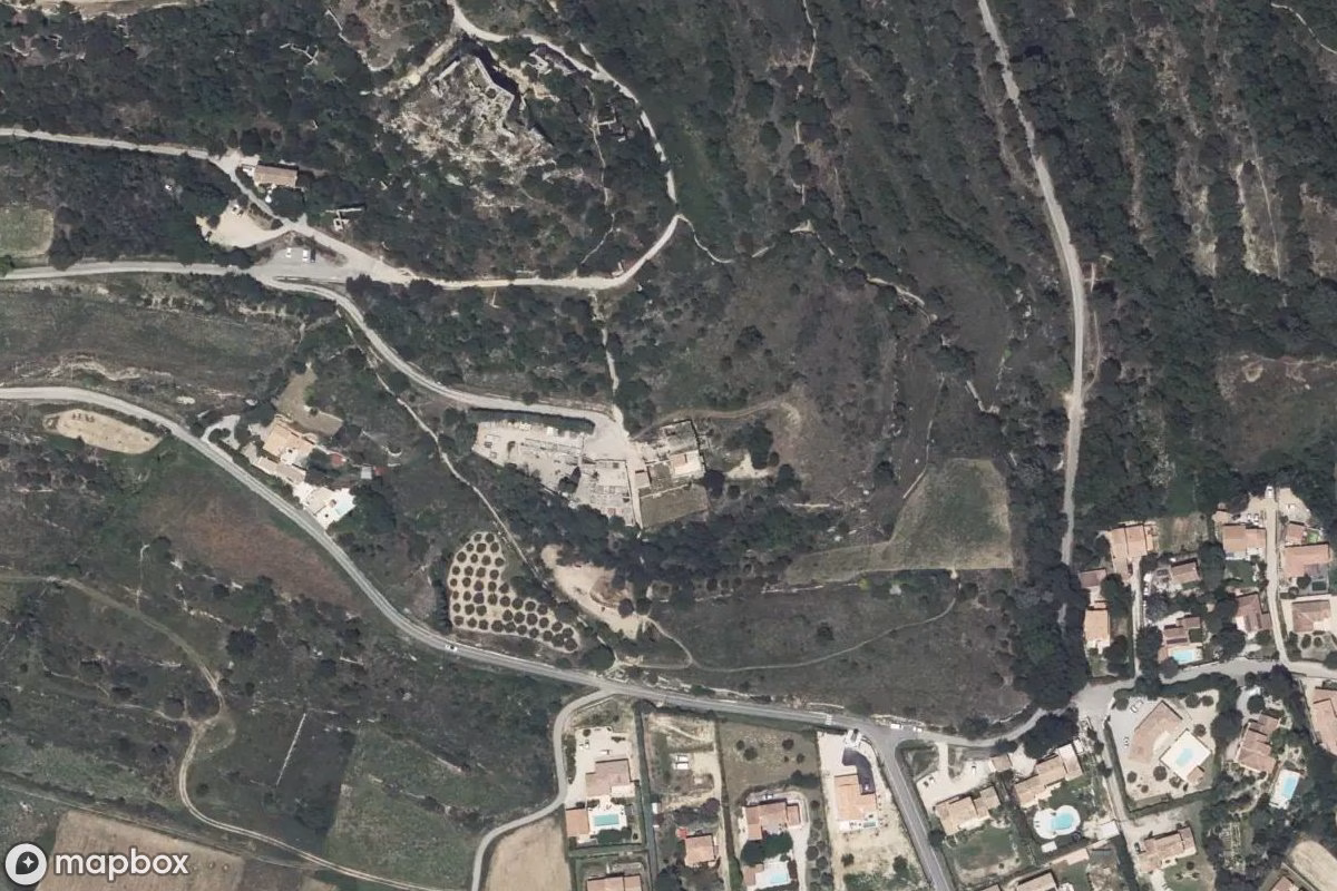 Satellietbeeld vanuit de lucht van Lost Place, een verlaten  in Vernègues, Frankrijk