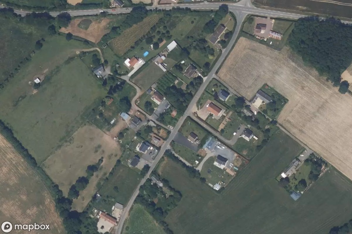 Satelitní letecký pohled na Maison Barnabé, opuštěné Obytný dům v Lingèvres, Francie