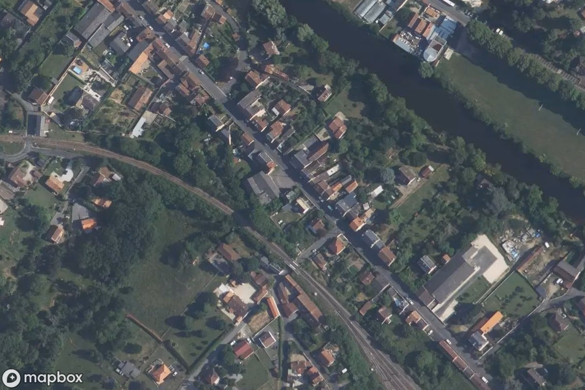 Satelitní letecký pohled na Manoir Montmorillon, opuštěné Obytný dům v Montmorillon, Francie