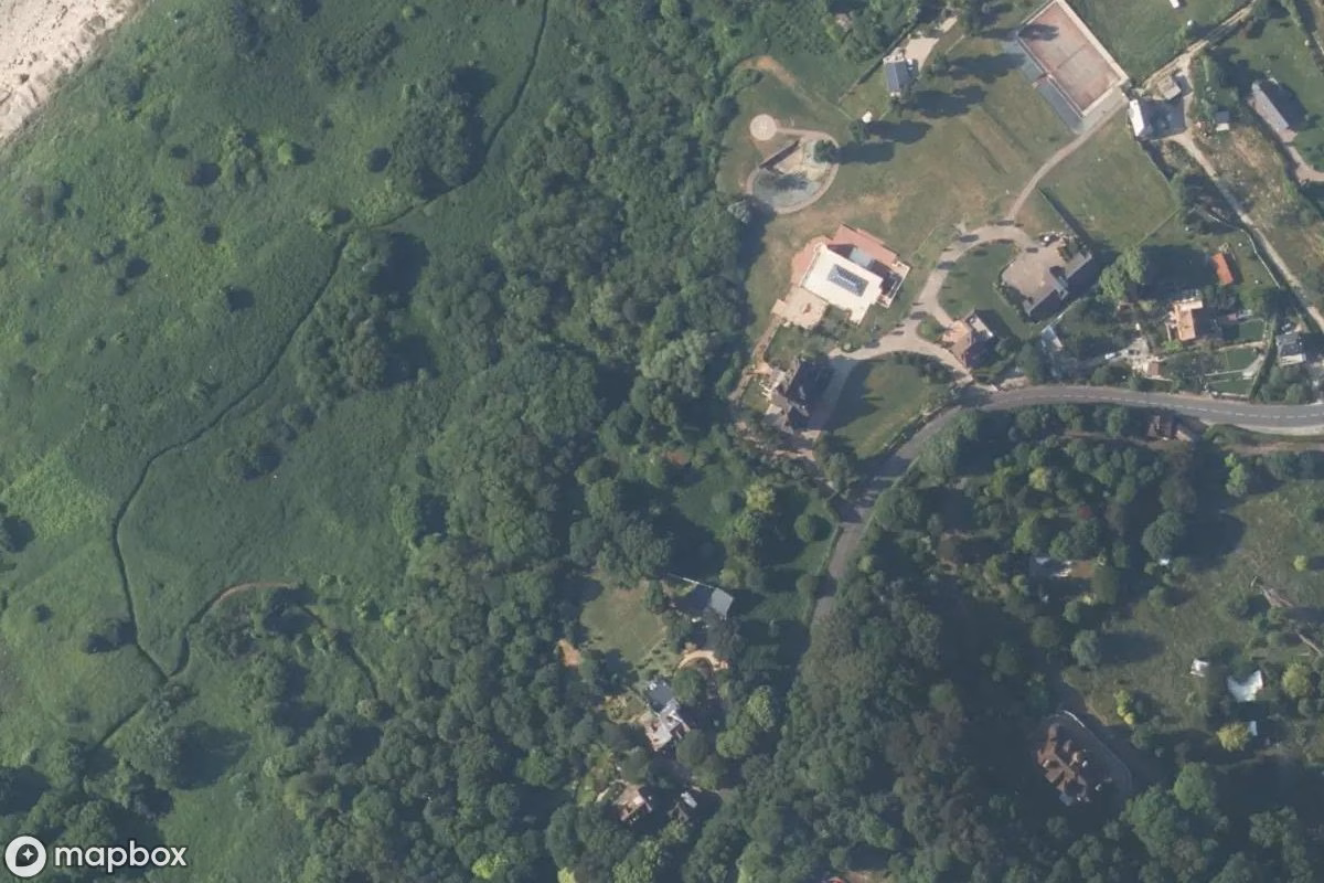 Vue aérienne satellite de Blauhaus De Ville, un  abandonné à Trouville-sur-Mer, France