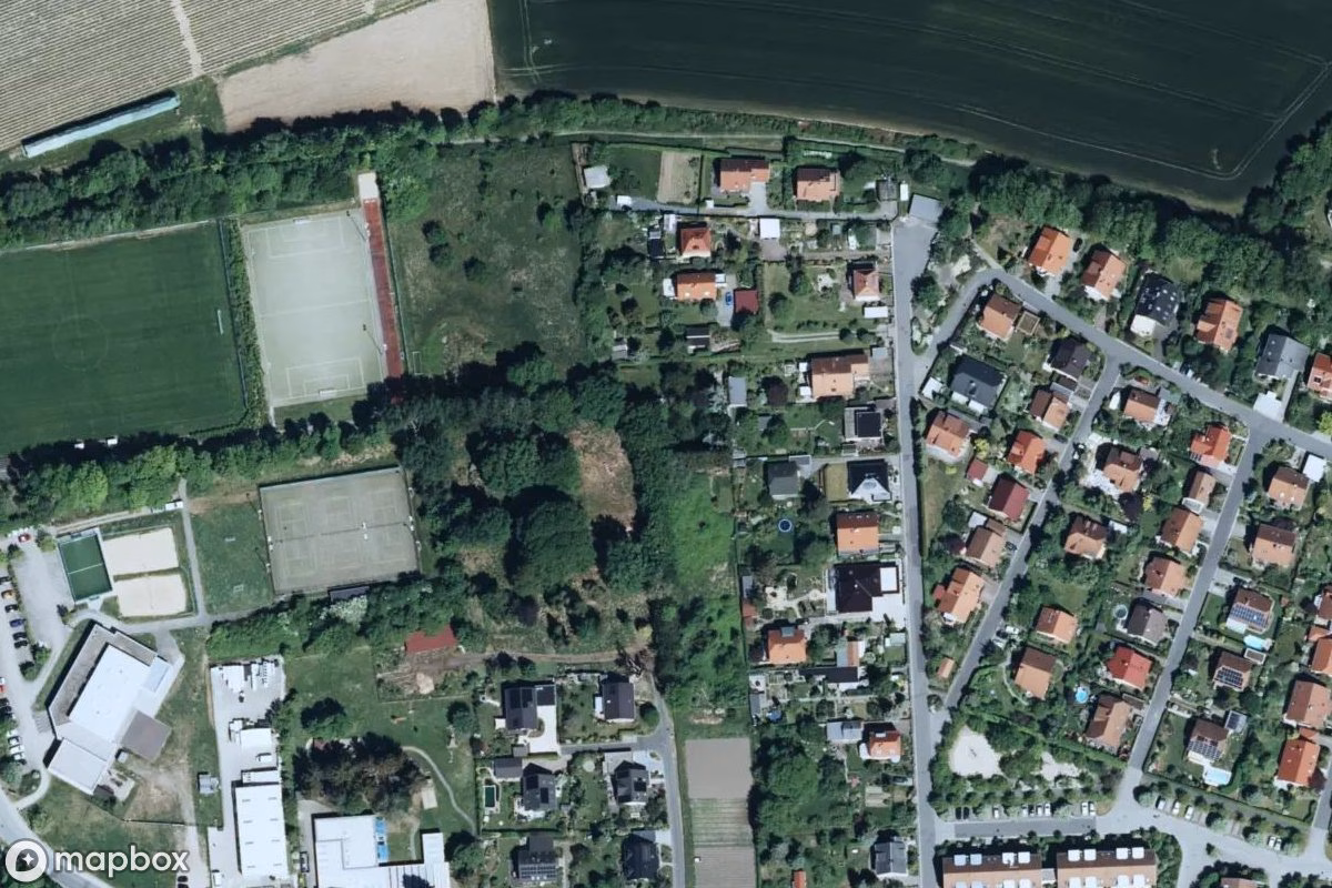 Vista aérea por satélite de Verlassene Fahrzeugsammlung, un Vehículo abandonado en Freital, Alemania