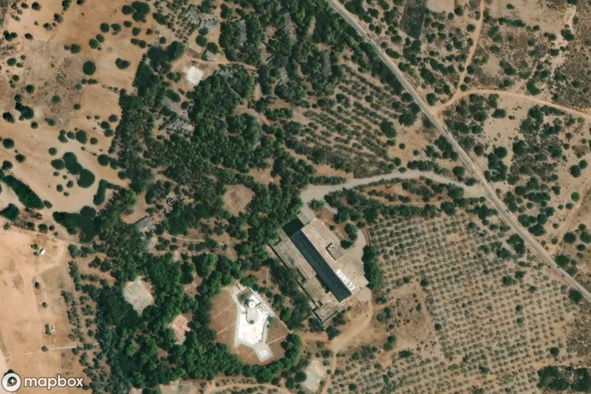 Satellietbeeld vanuit de lucht van Hotel Salanti, een verlaten Hotel in Municipal Unit of Kranidi, Griekenland