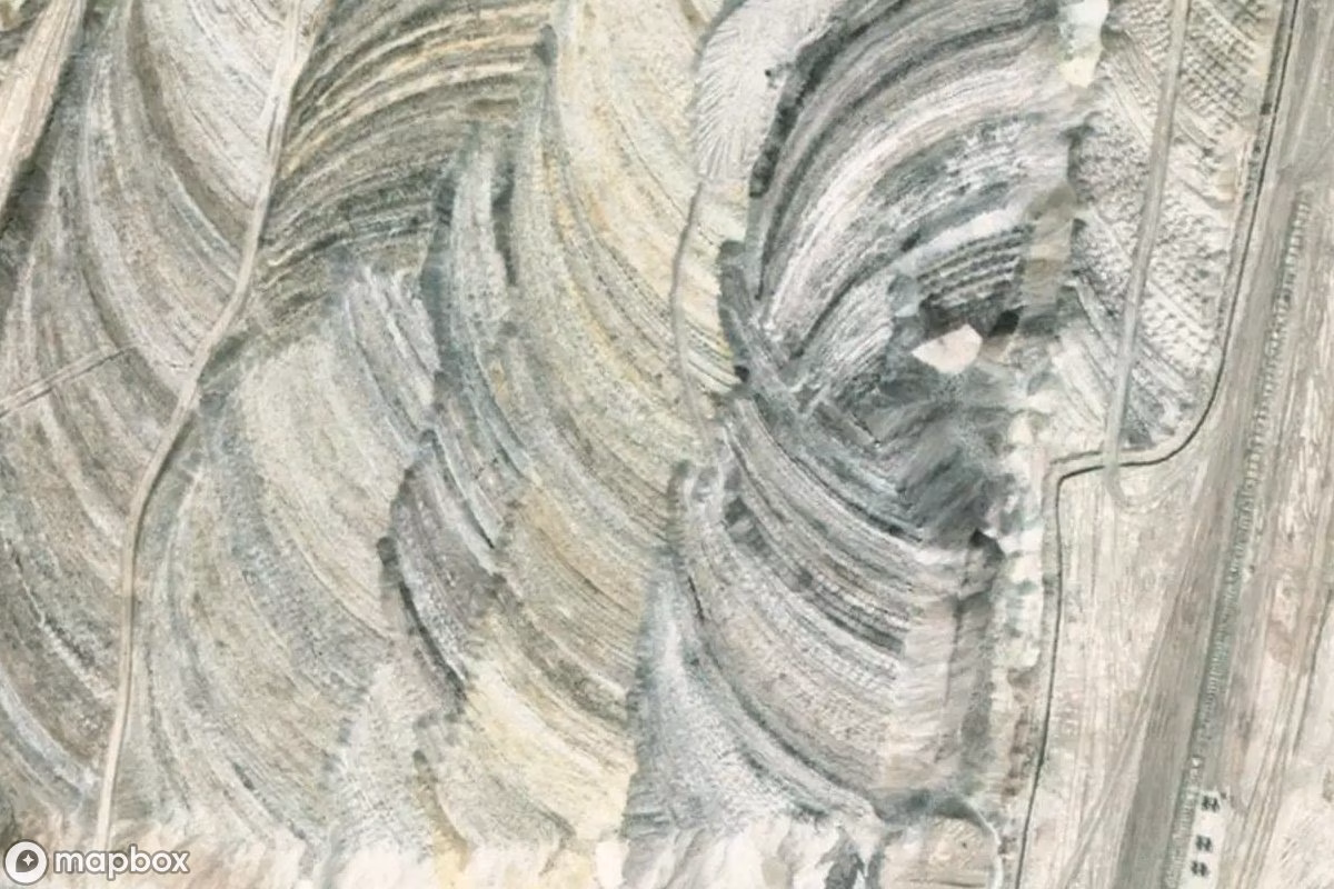 Satellietbeeld vanuit de lucht van Tagebau Bogatynia, een verlaten Mijn in Bogatynia, Polen