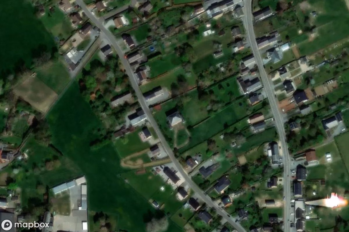 Vista aérea por satélite de Lost Place, un  abandonado en La Bruyère, Bélgica