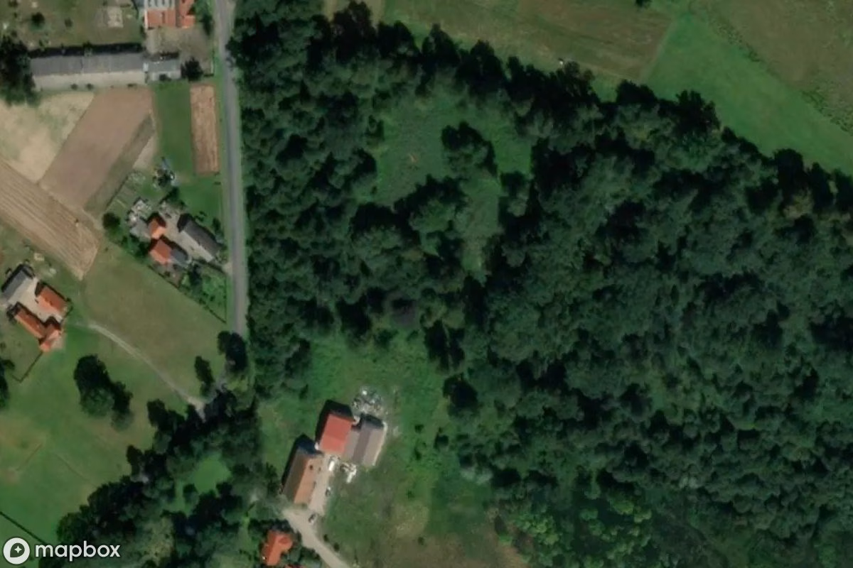 Vista aérea por satélite de Herrengutsruine Mirocin Średni, un  abandonado en Kożuchów, Polonia