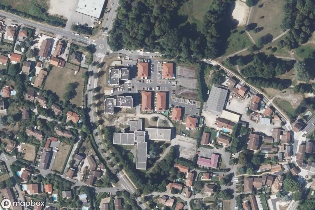 Satelitní letecký pohled na Fabrik Croix Belle, opuštěné Továrna v Villefontaine, Francie