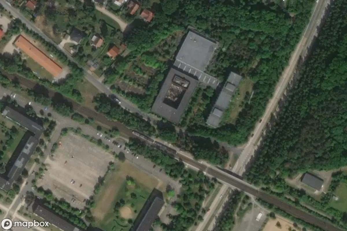 Satellitbild från luften av Schule, en övergiven Skola i Schwerin, Tyskland