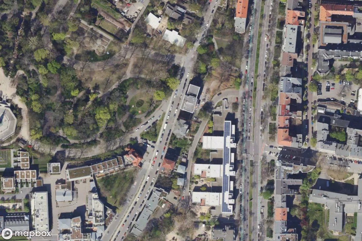 Satellitbillede set fra luften af Haus Lindenberg, et forladt i Berlin, Tyskland