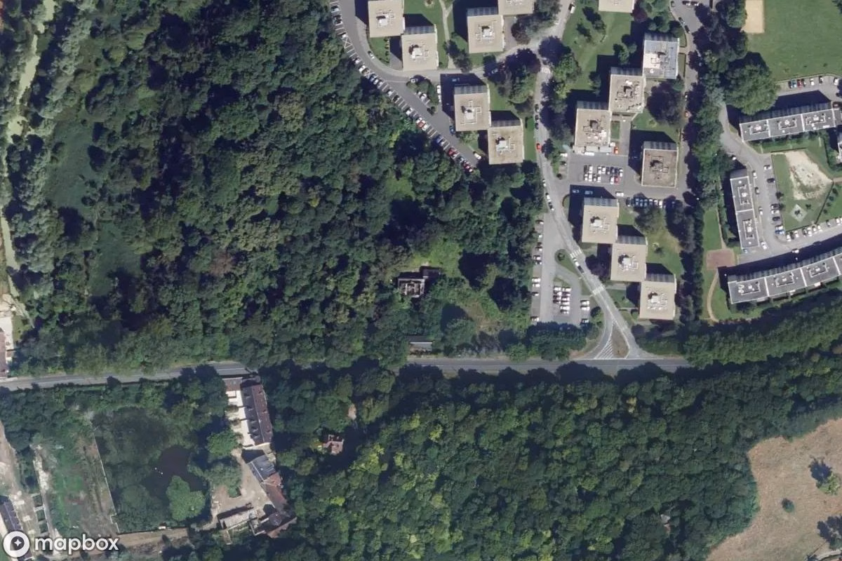 Satelitní letecký pohled na Schule David, opuštěné Škola v Senlis, Francie