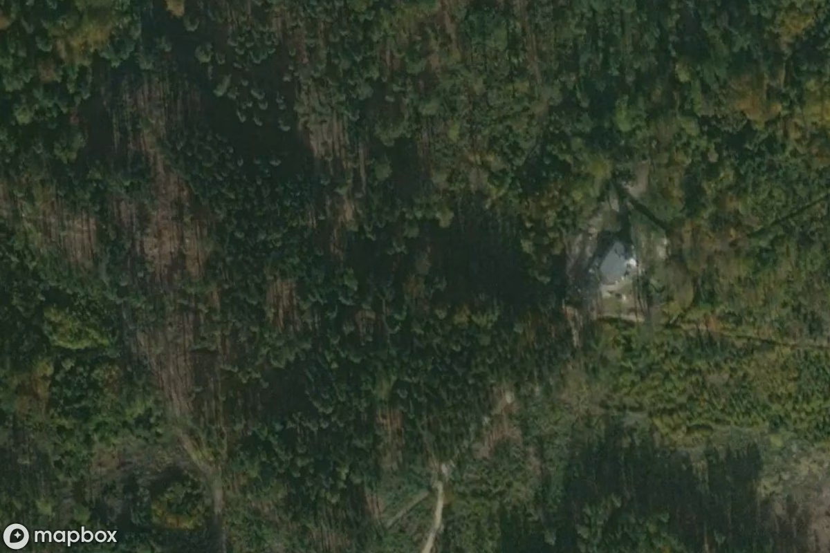 Satelitní letecký pohled na Kapelle Sainte-Anne, opuštěné Kostel v Podlesie, Polsko