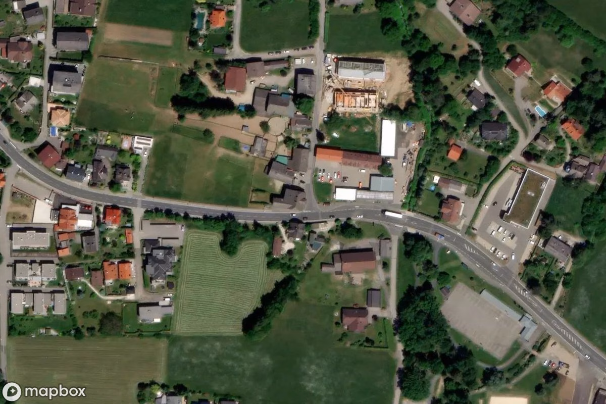 Satelitní letecký pohled na Gasthof, opuštěné Hotel v Seeboden am Millstätter See, Rakousko