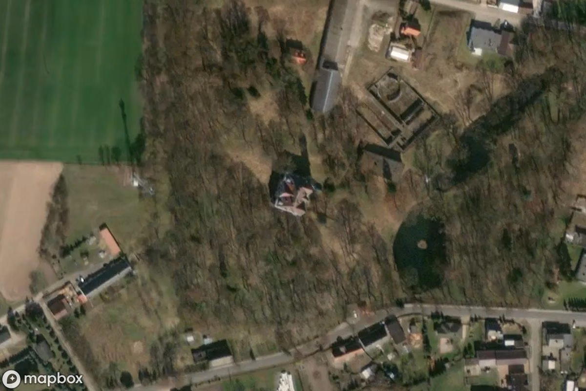 Satelitarny widok z lotu ptaka Pałac Donjon, opuszczone Zamek w Kruszewo, Polska