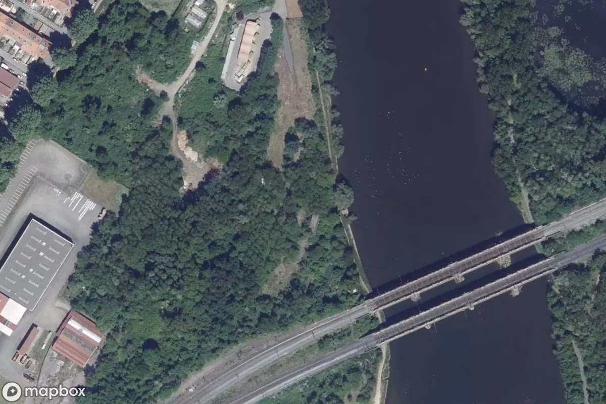 Satellitbillede set fra luften af Maison Du Pont De Fer, et forladt Beboelseshus i Ars-sur-Moselle, Frankrig