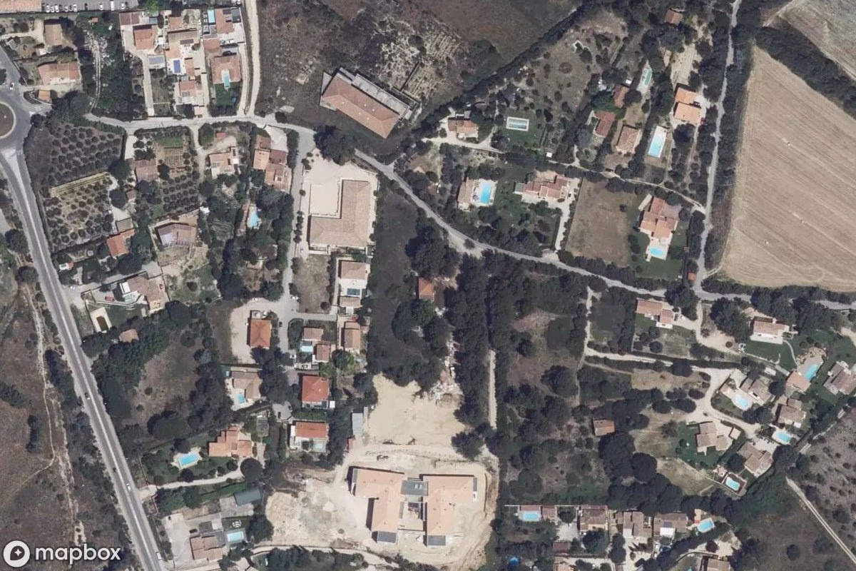 Satellitbillede set fra luften af La Maison Barbara, et forladt Beboelseshus i Allauch, Frankrig