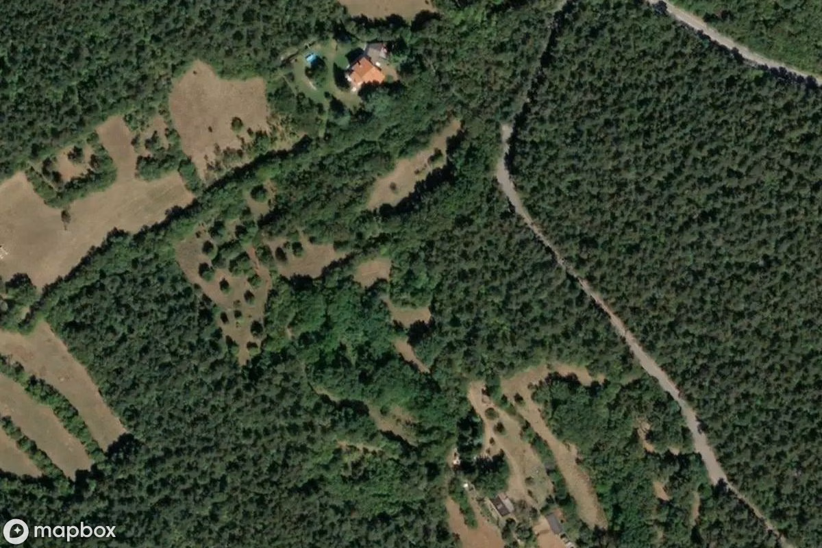 Satellitbild från luften av Grotta Bac, en övergiven Grotta i Trieste, Italien