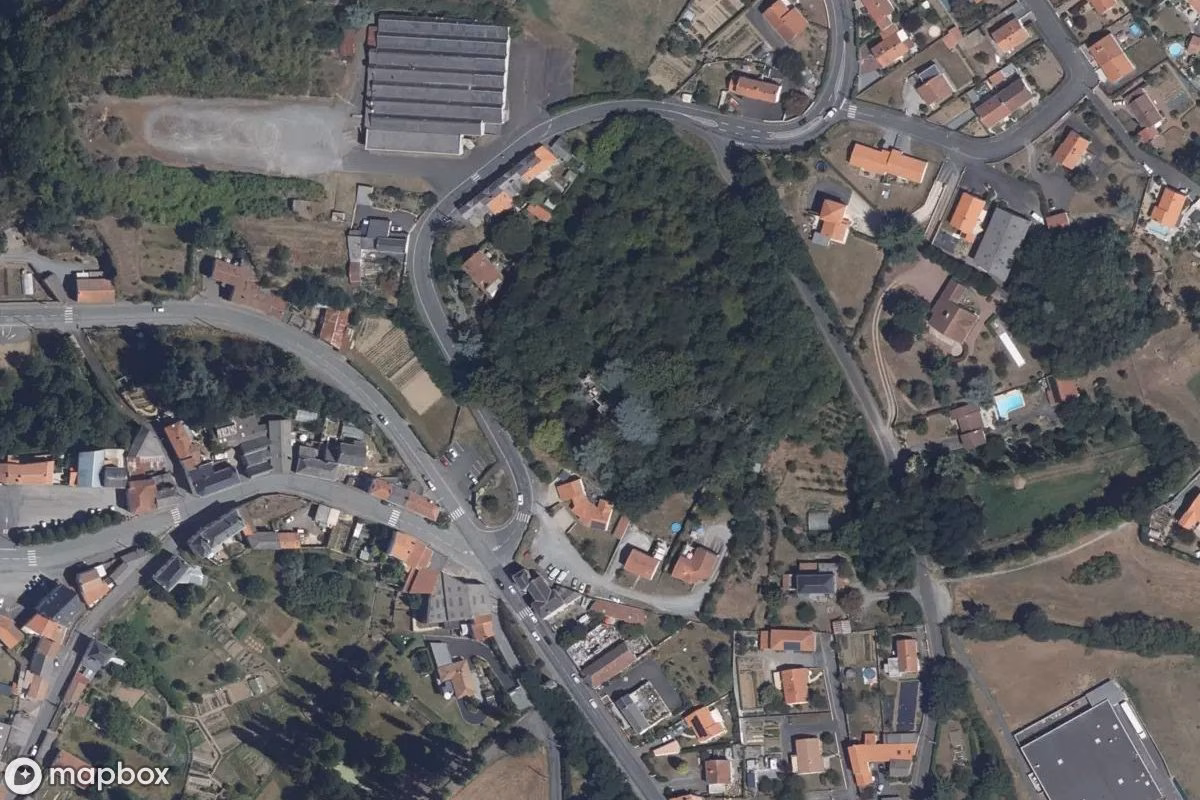 Satellitbillede set fra luften af Herrenhaus L'Écusson, et forladt Beboelseshus i Montrevault-sur-Èvre, Frankrig