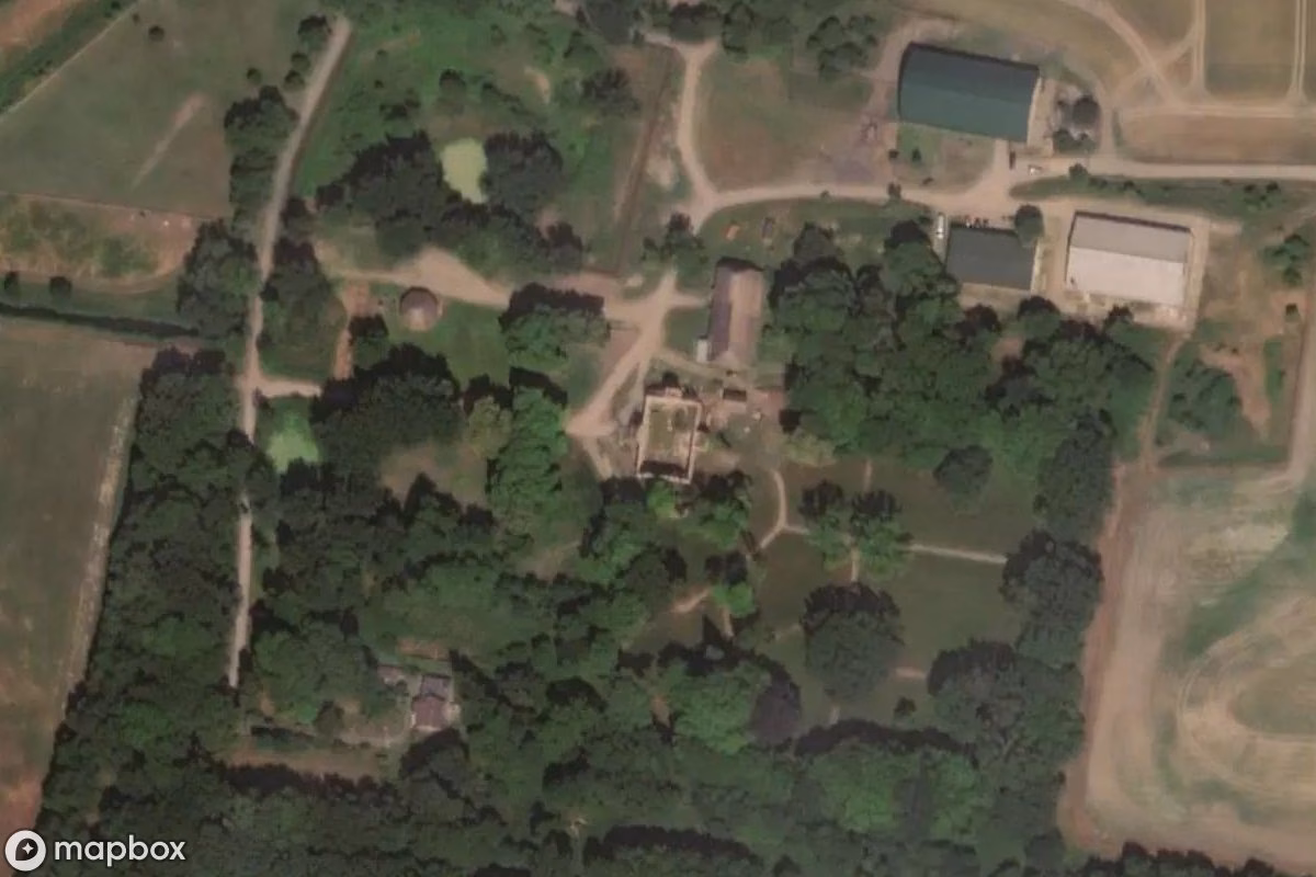 Műholdas légi felvétel Gutshaus Tetzitz helyszínről, egy elhagyatott itt: Rappin, Németország