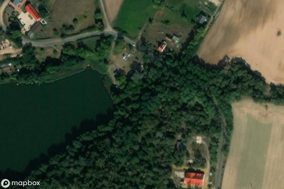 Satelitní letecký pohled na Luftschutzbunker, opuštěné Bunkr v Wysoka, Polsko