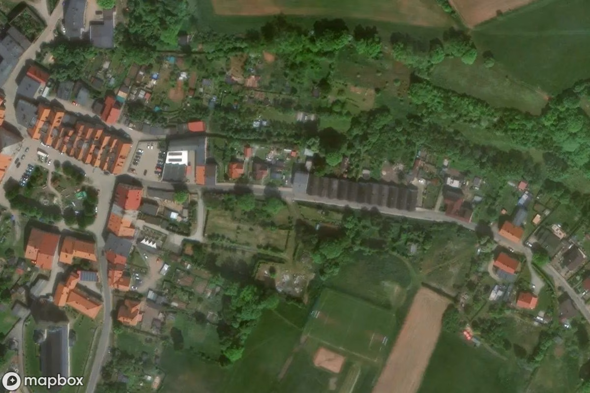 Satellittbilde fra luften av Häuser der Weber Chełmsko, et forlatt Bolighus i Chełmsko Śląskie, Polen