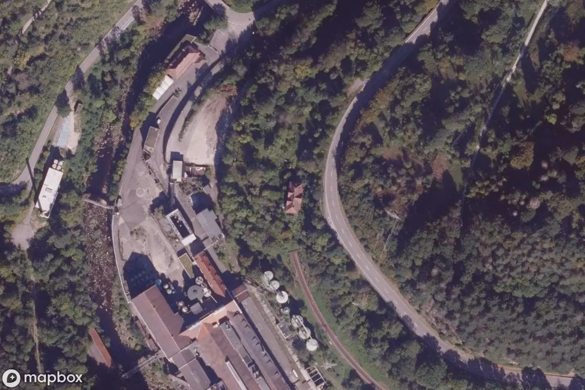 Satellietbeeld vanuit de lucht van Villa, een verlaten Woonhuis in Langenbrand, Duitsland