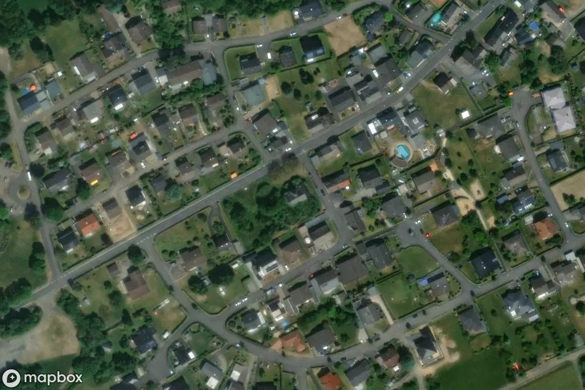 Vue aérienne satellite de Haus, un  abandonné à Atzelgift, Allemagne